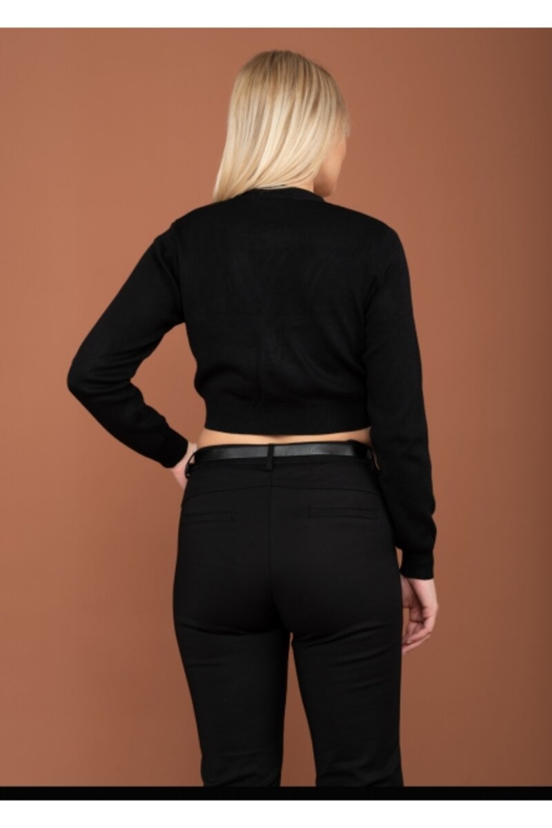 TROUSERS WITH POCKETS AND ZIPPER FOR CLOSING