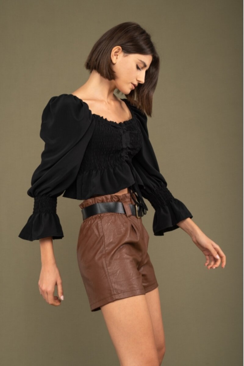 SHORT BLOUSE WITH FRILL TO THE DECOLLETAGE