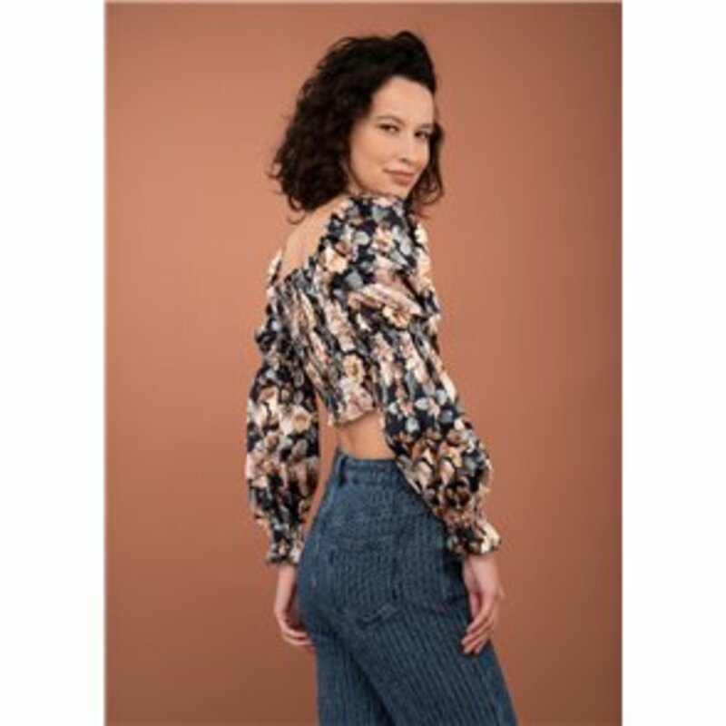 SHORT BLOUSE WITH FRILL ON THE SHOULDERS AND DESIGN WITH FLOWERS