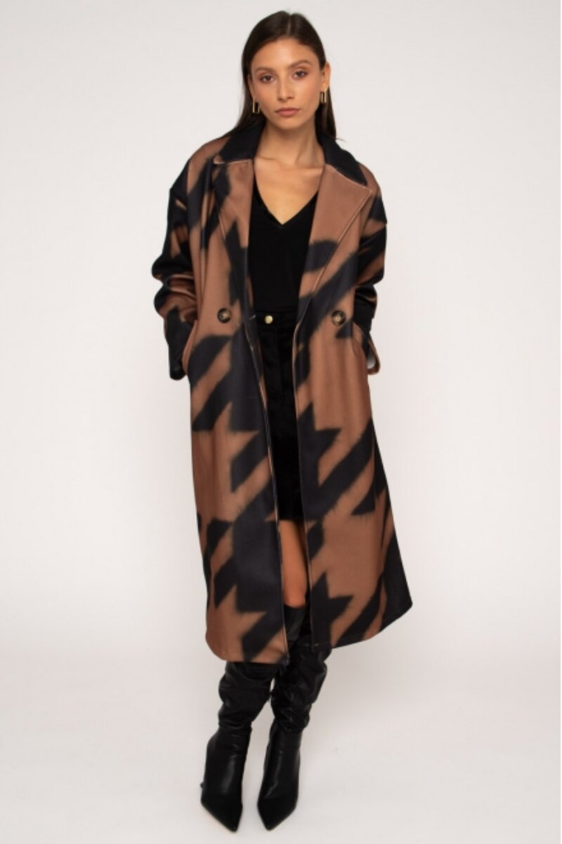 COAT WITH POCKETS AND TWO BUTTONS WITH COLLAR AND DESIGN