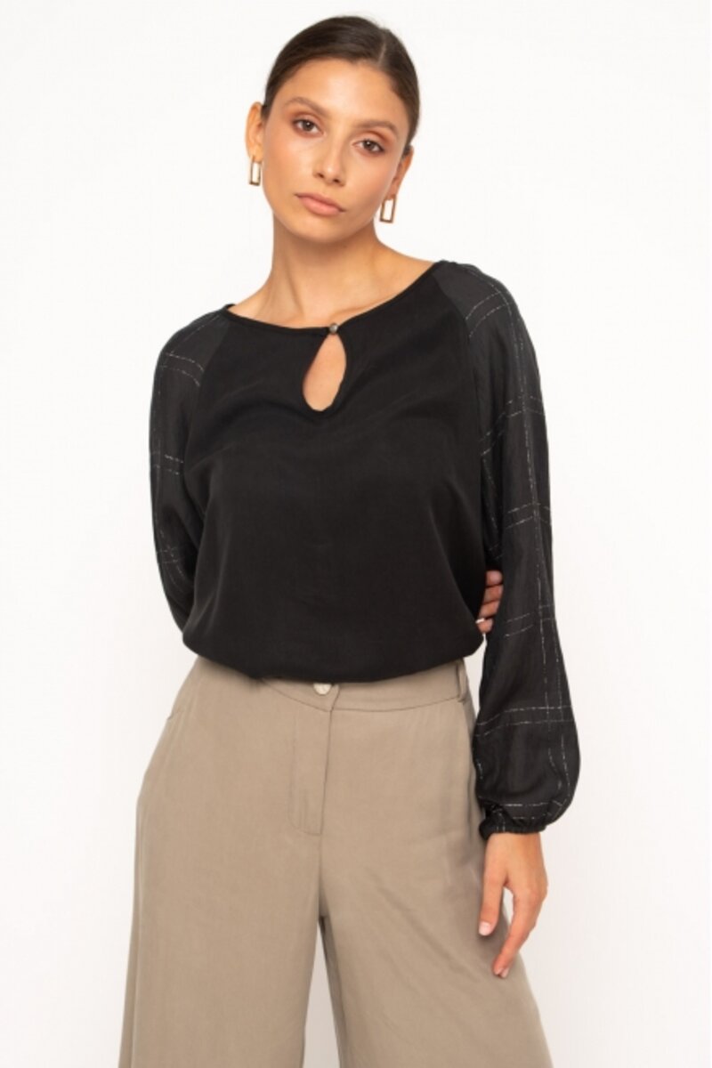 BLOUSE WITH DESIGN ON THE SLEEVE AND OPENING AT THE DECOLLETAGE WITH BUTTON