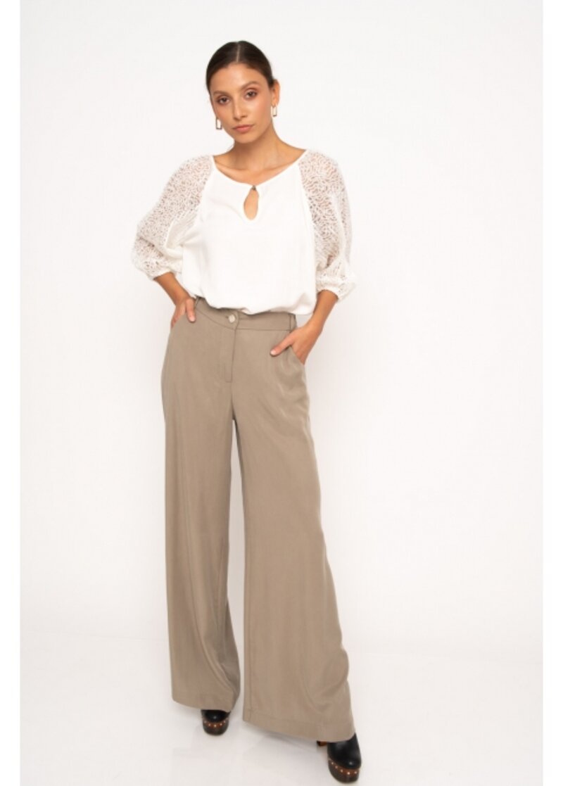 TROUSERS WITH POCKETS