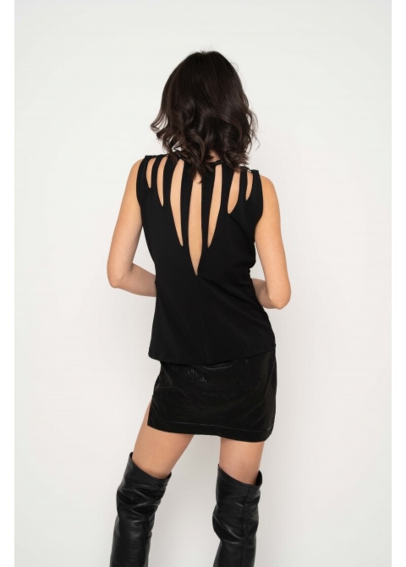 SLEEVELESS BLOUSE WITH CUTTING ON THE DECOLLETAGE AND BACK