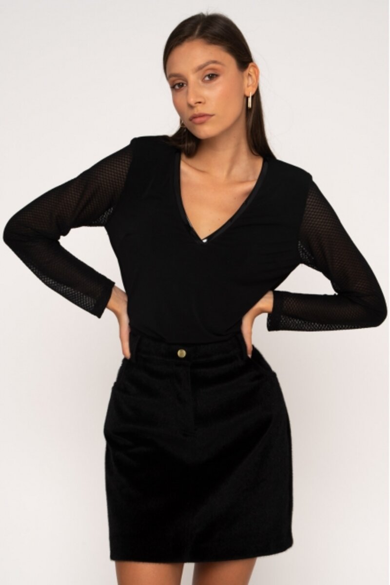 BLOUSE WITH LACE ON THE SLEEVE AND V LEATHER DECOLLETAGE
