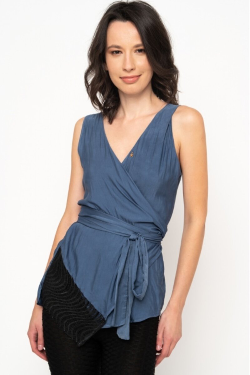 SLEEVELESS BLOUSE WITH TIE AT THE BOTTOM