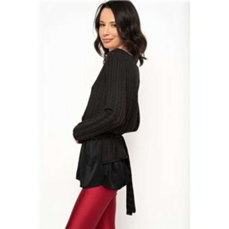 WOOLEN BLOUSE WITH V DECOLLETAGE WITH FRILL AT THE BOTTOM