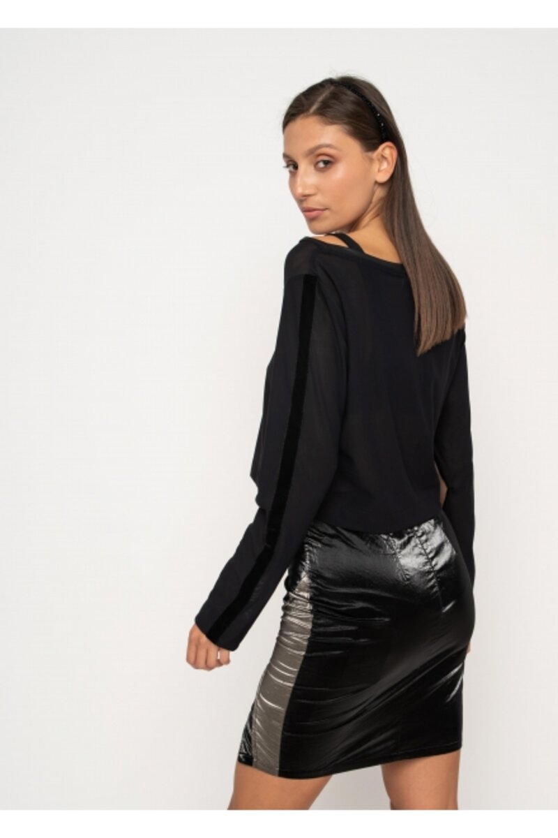 LEATHER SKIRT WITH SMALL OPENING IN FRONT AND GOLD DESIGN