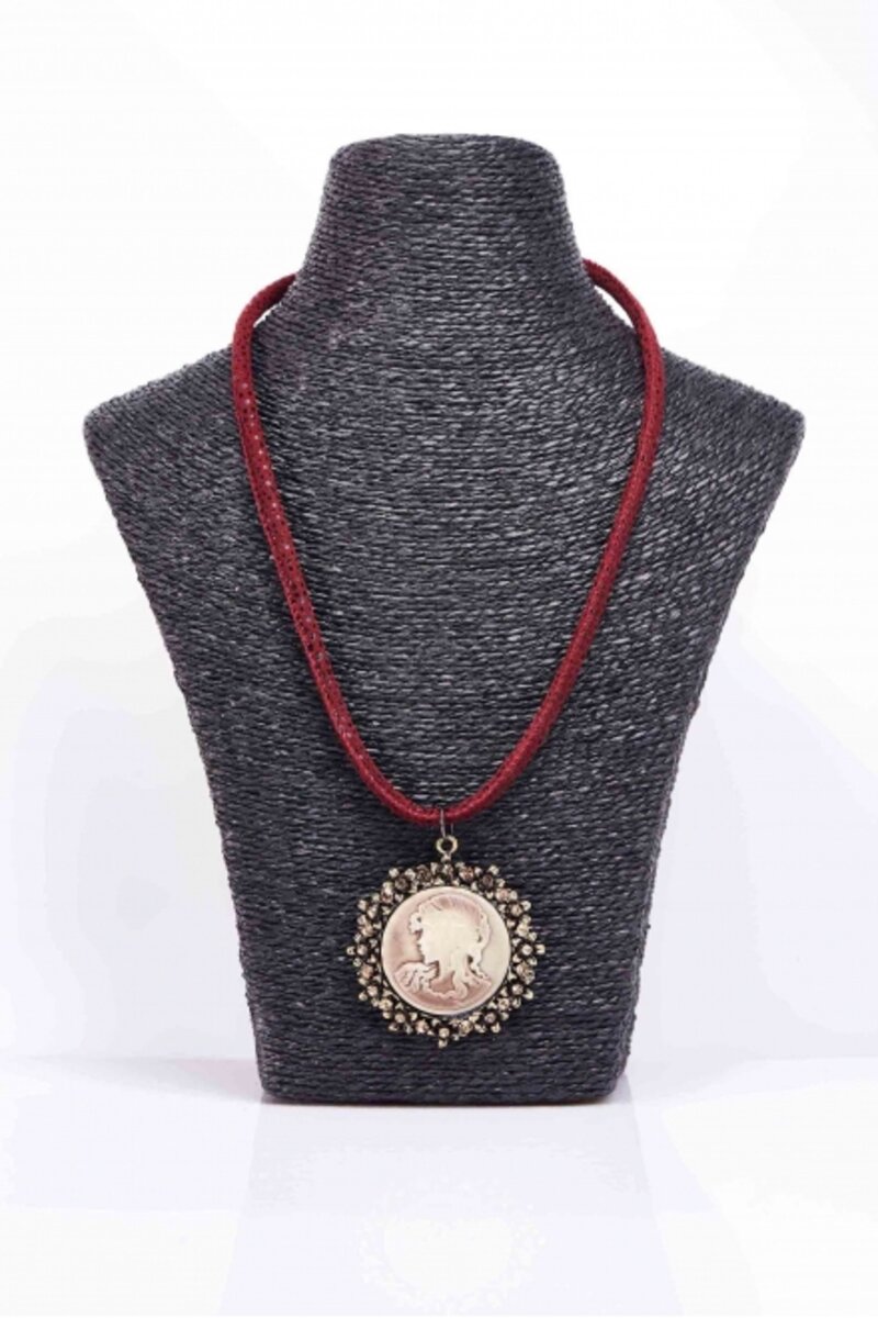 Cameo round necklace with cord